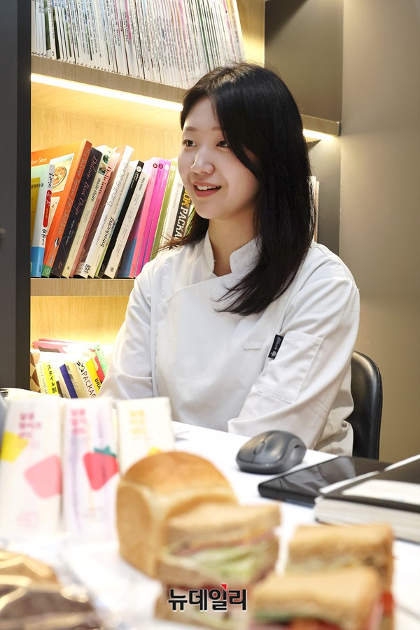 ▲ 김주영 베이커리팀 연구원이 개발 과정에 대해 이야기하고 있다.ⓒ정상윤 기자