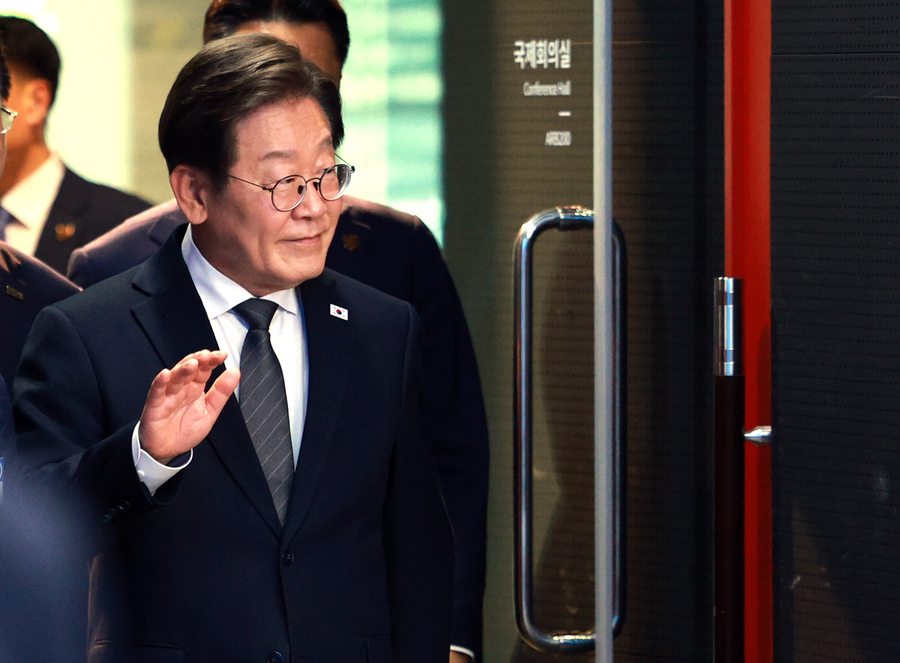 ▲ 이재명 대통령이 25일 광주 국립아시아문화전당에서 열린 광주시민, 전남도민 타운홀미팅에 입장하고 있다. ⓒ뉴시스