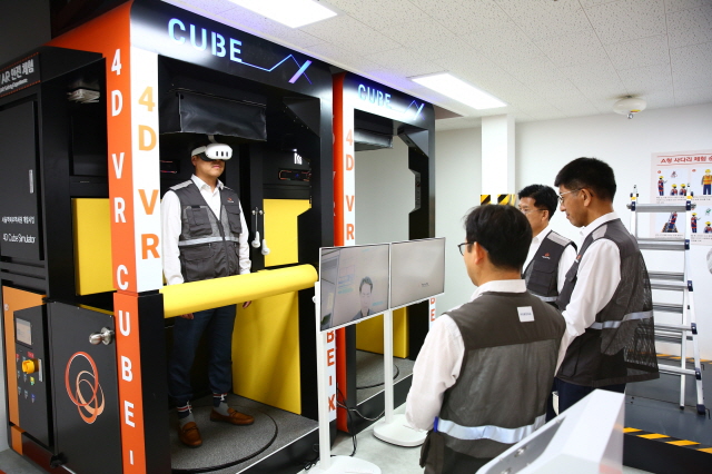 ▲ 김승모 한화건설부문 대표이사(우측 첫번째)가 VR, AR 체험을 임직원들과 함께 보고 있다.ⓒ한화 건설부문