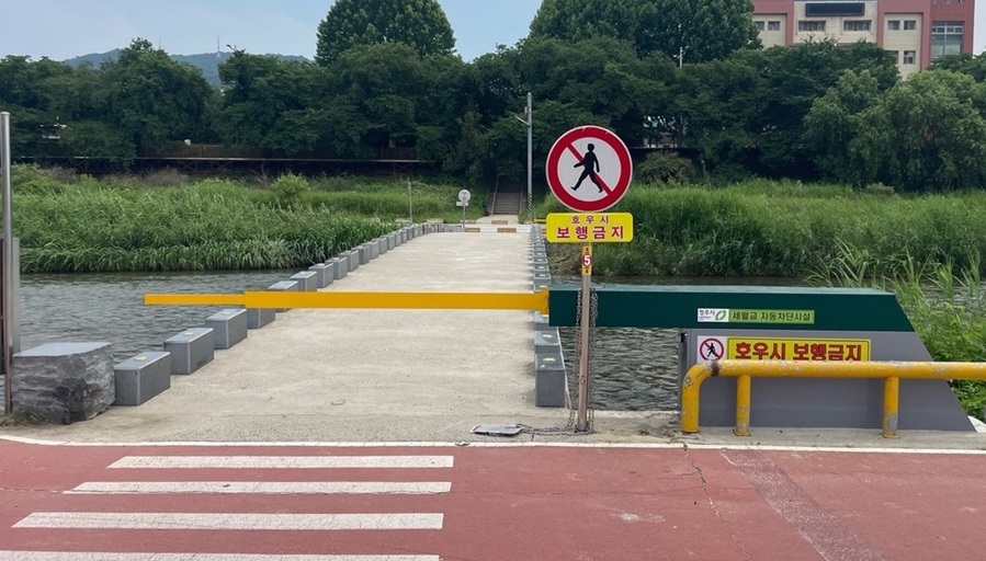 ▲ 청주시는 시민들의 안전을 위해 호우 시 무심천 세월교를 자동으로 차단하는 설비 설치사업을 완료했다. ⓒ청주시