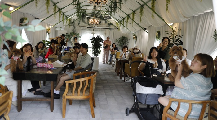 ▲ 부여군이 지난 24일 반려견 동반 힐링 프로그램 ‘부여, 댕댕이와 한 컷’을 성공적으로 진행했다.ⓒ부여군