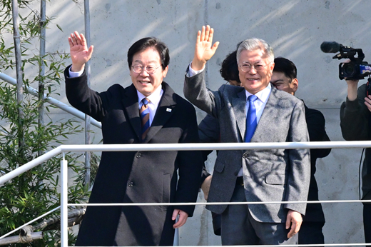 ▲ 지난 1월 30일 오후 민주당 이재명 대표가 경남 양산시 평산마을 대통령 사저를 찾아 문재인 전 대통령과 지지자들을 향해 손을 들어 보이고 있다. ⓒ뉴시스