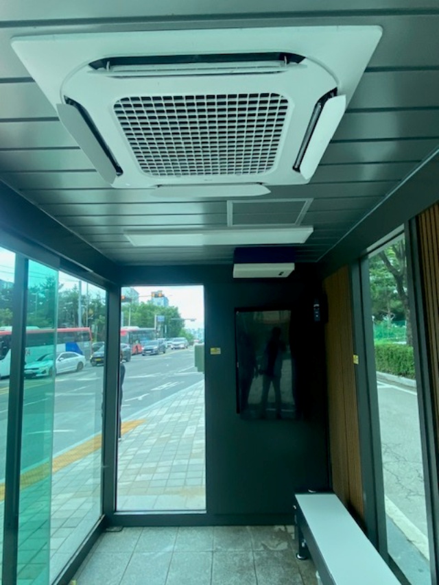 ▲ 미세먼지 쉼터형 버스승강장ⓒ안성시 제공