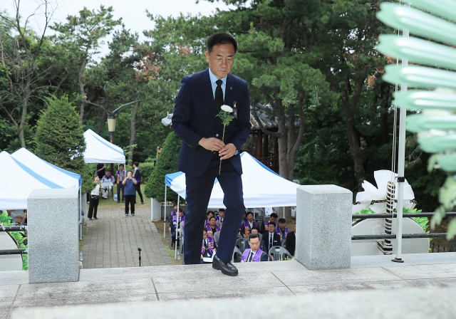 ▲ 반공청년운동 순국자 추모제에서 헌화하는 정장선 평택시장ⓒ평택시 제공