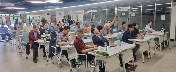 ▲ 한국과학기술단체 총연합회 소속 고경력 과학기술인 등이 임성복 과장이 소개하는 대전시 농업정책을 경청하고 있다.ⓒ김경태기자