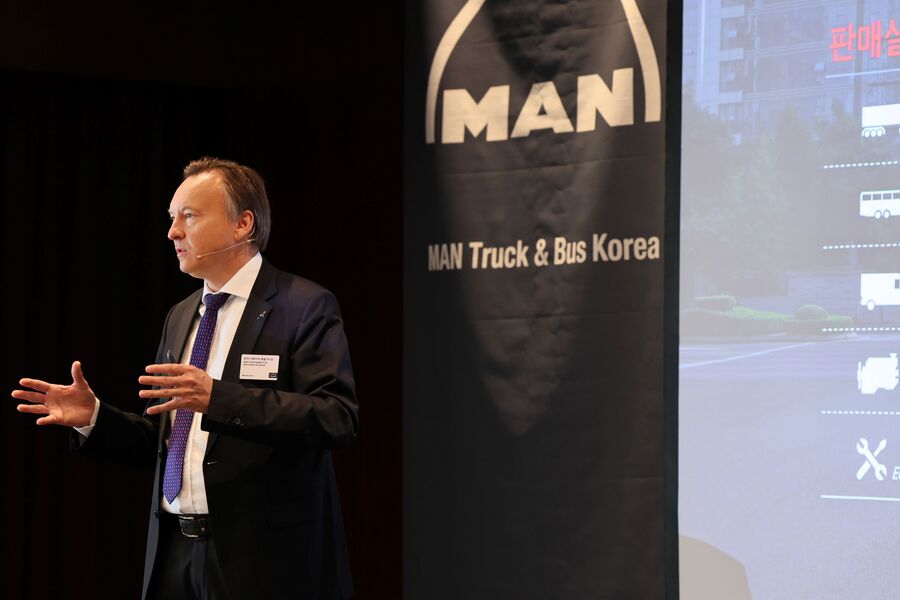 ▲ 독일 프리미엄 상용차 브랜드 만트럭버스그룹(MAN Truck & Bus SE)의 한국법인 만트럭버스코리아(이하 ‘만트럭’)가 26일 오전 서울 용산구에 위치한 그랜드 하얏트 서울에서 기자간담회를 개최하고, 서비스 고도화를 통한 고객 가치 극대화 전략인 ‘MAN CORE 360’을 소개하고, 미래 비전을 제시했다.사진은 토마스 헤머리히 만트럭버스그룹 세일즈 인터내셔널 총괄 부사장.ⓒ만트럭버스