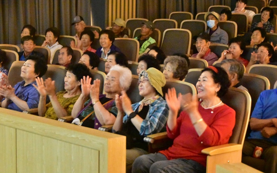 ▲ 중원대학교 박물관(관장 이주희) 2025 기획전 ‘카메라, 시간을 달리다 展’ 연계 개최한 문화 공연 ‘은막의 시대’ 참여자들이 무성영화 관람을 하고 있다. ⓒ중원대학교