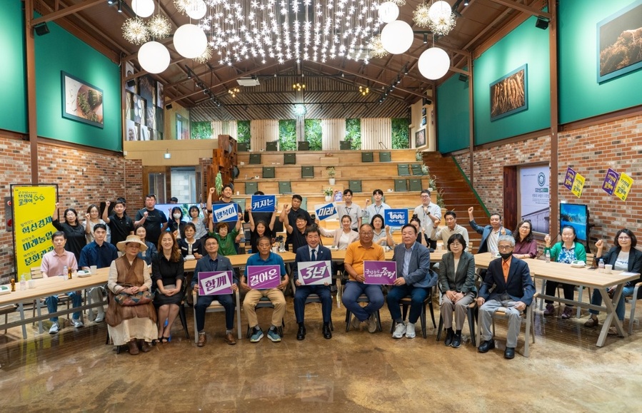 ▲ 이재영 증평군수가 26일 도안창고플러스(구 도안농협창고)에서 ‘군민과 함께하는 브런치 톡(TALK)톡(TALK) 릴레이’ 2차 행사를 개최했다.ⓒ증평군