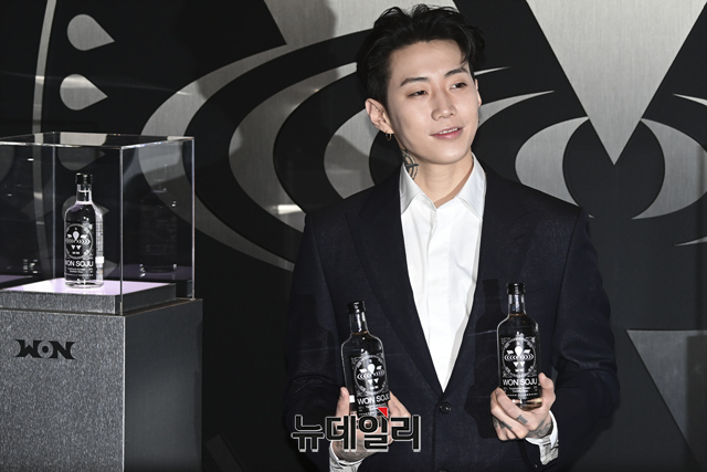 ▲ 가수 겸 원스피리츠 대표 박재범이 24일 오전 서울 여의도 더 현대 서울에서 열린 '원소주' 출시 기념 팝업 스토어 오픈 포토콜에서 포즈를 취하고 있다 ⓒ뉴데일리
