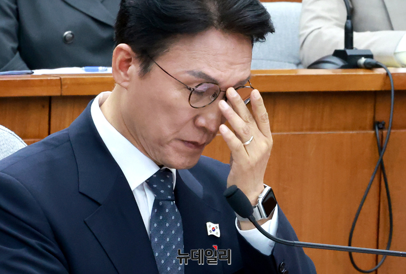 ▲ 김민석 국무총리 후보자가 24일 국회에서 열린 인사청문회에 출석해 안경을 고쳐쓰고 있다. ⓒ이종현 기자