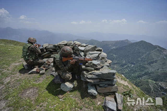 ▲ 인도-파키스탄 접경 실질통제선(LoC) 인근에서 언론 참관행사가 열린 가운데 푼치 지역 전방초소에서 인도 군인들이 경계 근무를 서고 있다. 250520 AP/뉴시스. ⓒ뉴시스