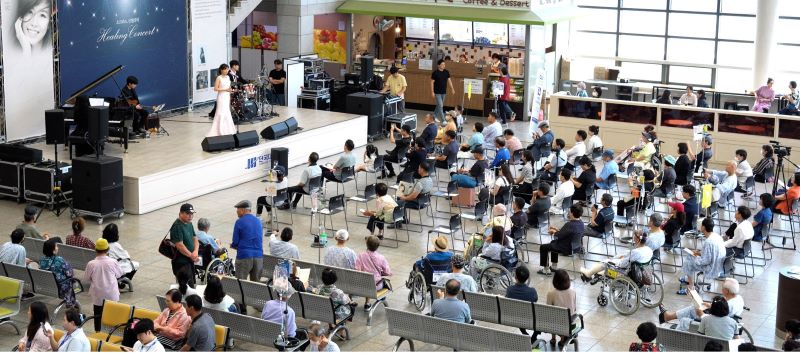 ▲ 단국대병원 병원 로비에서 환우와 내원객을 위한 ‘소프라노 신델라의 힐링 콘서트’가 열리고 있다.ⓒ단국대병원