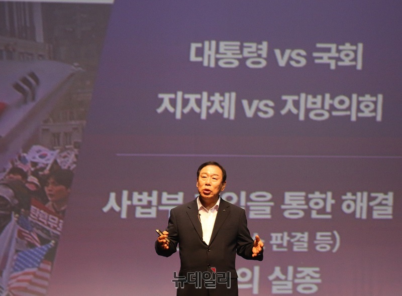 ▲ 최민호 세종시장dl 26일 세종문화예술회관에서 열린 '시정 4기 3주년 성과보고회'에서 행정수도 완성에 대해 시민들에게 비전을 제시하고 있다.ⓒ이길표 기자