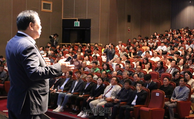 ▲ 최민호 세종시장이 26일 세종문화예술회관에서 열린 '시정 4기 3주년 성과를 시민들에게 밝히고 있다.ⓒ이길표 기자