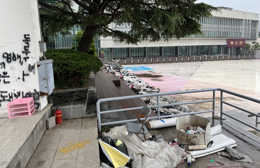 ▲ 운동장에 쓰레기처럼 방치된 과 잠바들.ⓒ뉴데일리DB