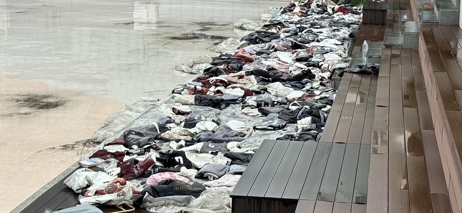 ▲ 운동장에 버려진 과 잠바들.ⓒ뉴데일리DB