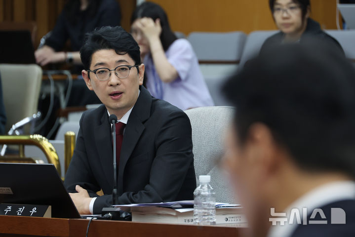 ▲ 주진우 국민의힘 의원이 24일 서울 여의도 국회에서 열린 김민석 국무총리 후보자 인사청문회에서 김 후보자에게 질의하고 있다. ⓒ뉴시스