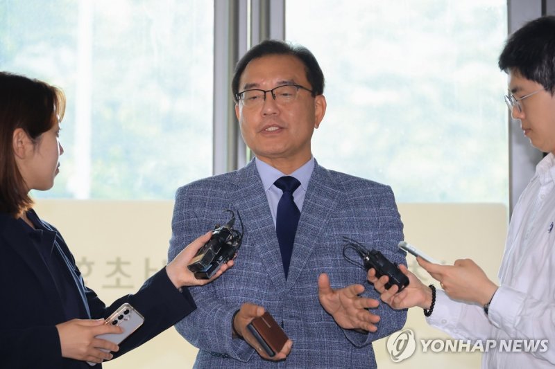 ▲ 순직 해병 수사 외압 의혹 사건을 맡은 이명현 특별검사가 26일 서울 서초구 서초한샘빌딩에 마련된 사무실 로비에서 취재진의 질문에 답하고 있다. ⓒ연합뉴스