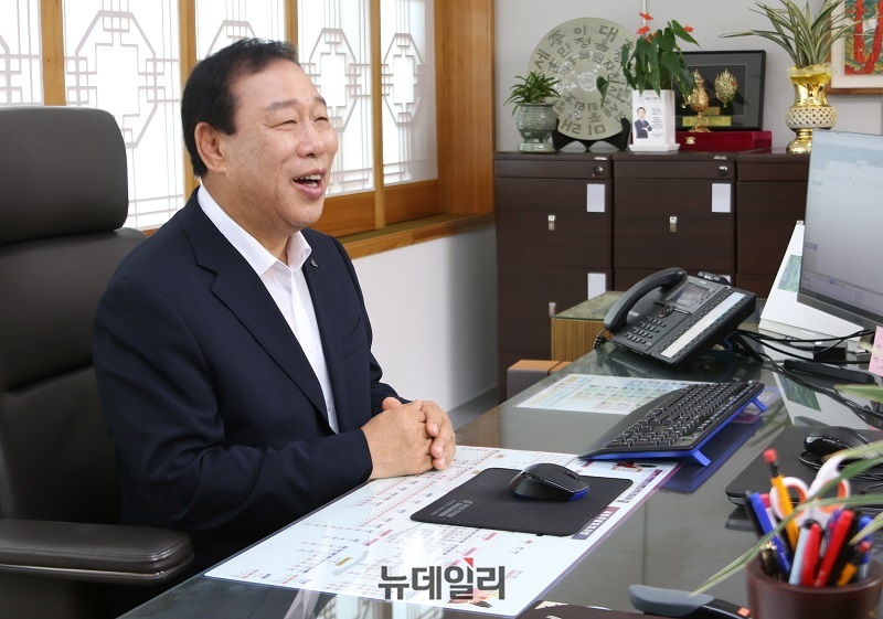 ▲ 최민호 세종시장이 26일 오전 시장실에서 시정 4기 3주년을 맞아 뉴데일리와 인터뷰를 하고 있다.ⓒ이길표 기자