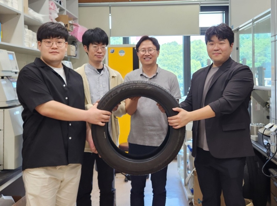 ▲ KAIST 화학과 최경민 석박사통합과정, 박범순 박사, 홍순혁 교수, 조경일 박사(왼쪽부터).ⓒKAIST