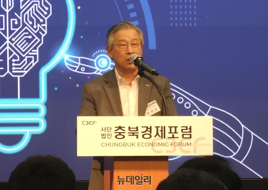 ▲ 이재진 충북경제포럼회장이 26일 오전 청주 엔포드호텔에서 열린 제260차 월례강연회에 앞서 인사말을 하고 있다.ⓒ김정원 기자