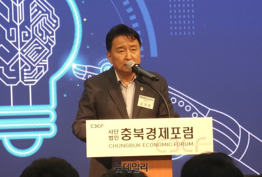▲ 김영환 충북도지사가 26일 오전 청주 엔포드호텔에서 열린 충북경제포럼 제60차 월례강연회에 참석해 인사말을 하고 있다.ⓒ김정원 기자