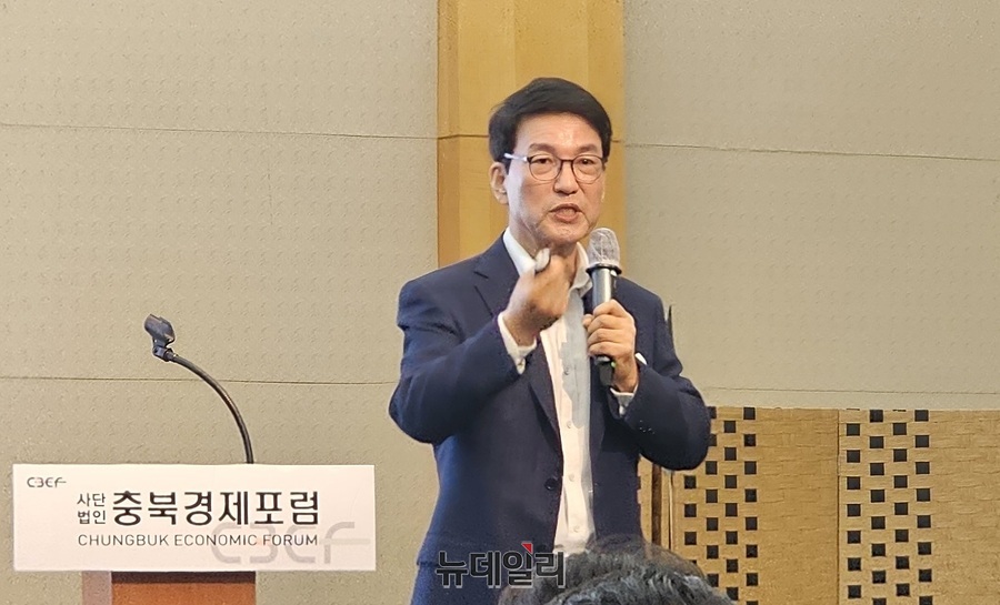 ▲ 조윤성 전 GS리테일 사장이 26일 오전 청주 엔포드호텔에서 열린 제260차 충북경제포럼 월례강연회에서 AI 시대 기업이 살아남기 위한 해법을 제시하고 있다.ⓒ김정원 기자