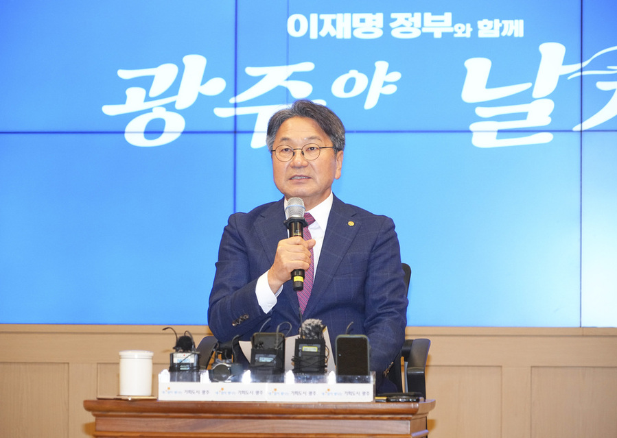 ▲ 강기정 광주광역시장이 26일 오전 시청 비즈니스룸에서 열린 민선 8기 3주년 기자간담회에 참석해 3년간 소회와 시정성과를 말하고 있다. 
ⓒ광주광역시 제공