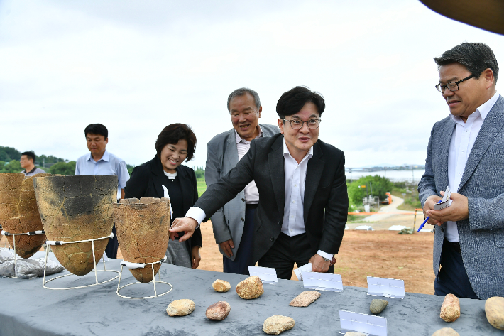 ▲ 김병수(오른쪽 두번째) 김포시장이 26일 대곶면 신안리 일원에서 열린 '김포 신안리 유적 5차 발굴조사' 현장에서 출토된 유물을 살펴보고 있다. ⓒ김포시 제공