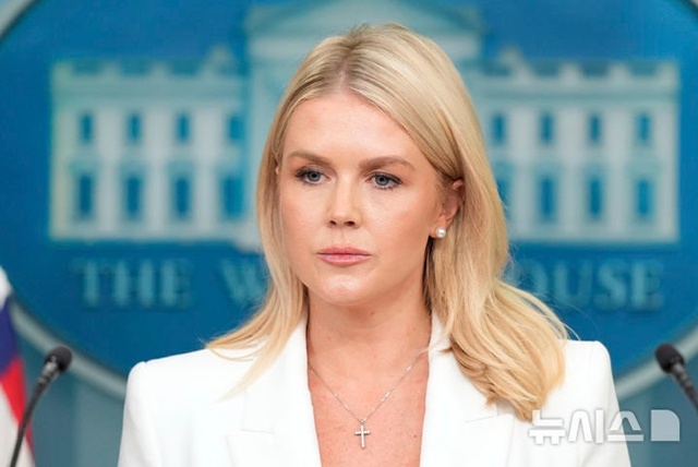 ▲ 캐롤라인 레빗 백악관 대변인이 정례브리핑에서 취재진 질문을 듣고 있다. 250627 AP/뉴시스. ⓒ뉴시스