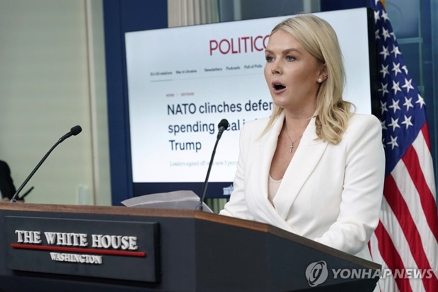 ▲ 캐롤라인 레빗 백악관 대변인이 정례브리핑에서 발언하고 있다. 250626 AP=연합뉴스. ⓒ연합뉴스