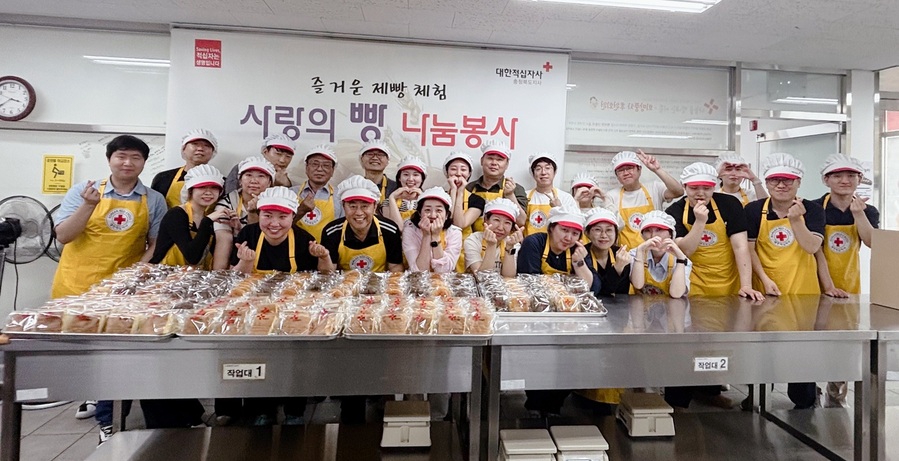 ▲ 충북인평원 임직원들이 대한적십자사 충북지사서 지역사회 소외계층을 위한 나눔 실천의 일환으로 ‘사랑의 빵나눔’ 봉사활동을 진행했다. ⓒ충북도
