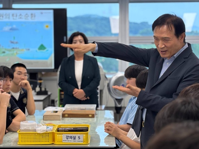▲ 임태희 경기도교육감이 26일 국립과천과학관에서 진행하는 공동교육과정 수업 장소를 방문해 학생들과 대화하고 있다. ⓒ경기도교육청 제공