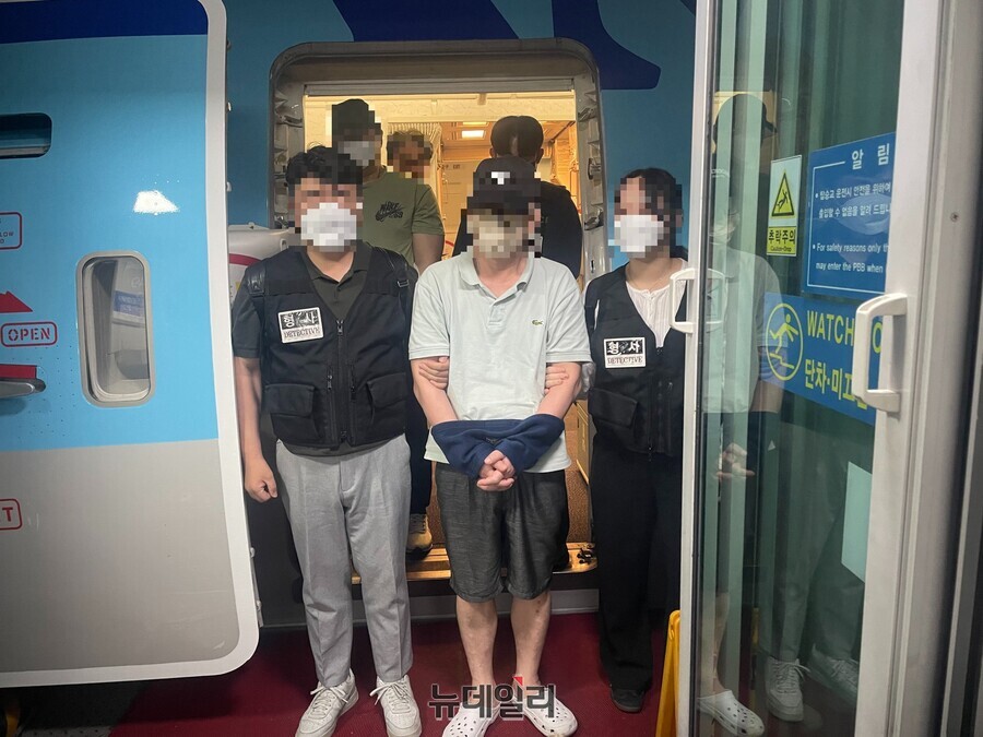 ▲ 27일 오전 필리핀에서 국내로 송환된 횡령 피의자 A씨(앞줄 가운데). ⓒ경찰청