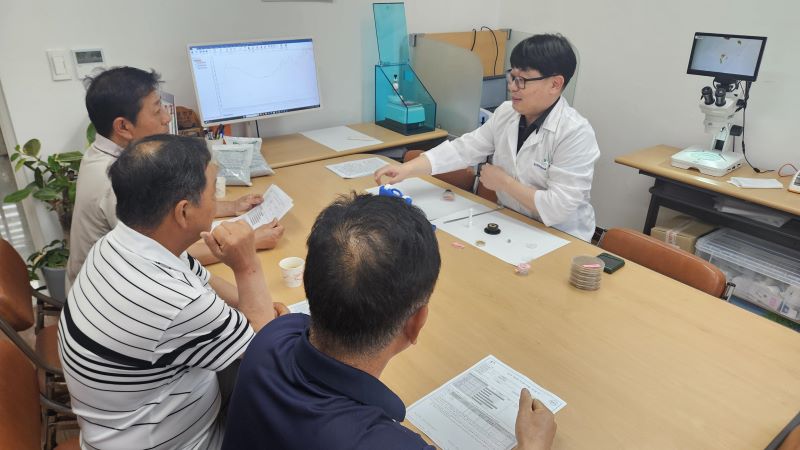 ▲ 천안시가 인공지능(AI) 신속 토양분석 서비스 도입에 앞서 농민들과 상담을 하고 있다.ⓒ천안시