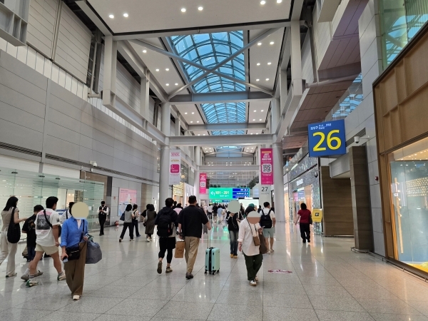 ▲ 지난 16일 인천국제공항을 찾은 관광객들ⓒ최신혜 기자