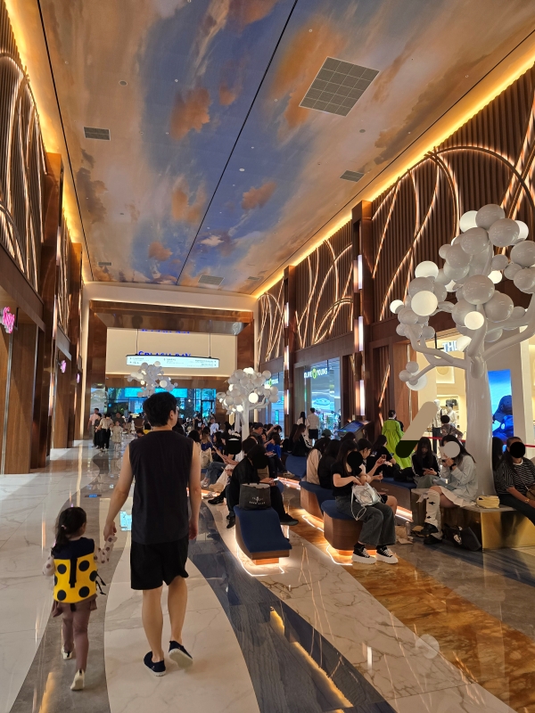 ▲ 호텔을 비롯한 숙박업계는 이용객 증가에 대한 기대감과 동시에 경영 어려움을 우려 중이다. 사진은 지난 21일 인천의 한 특급호텔 로비ⓒ최신혜 기자