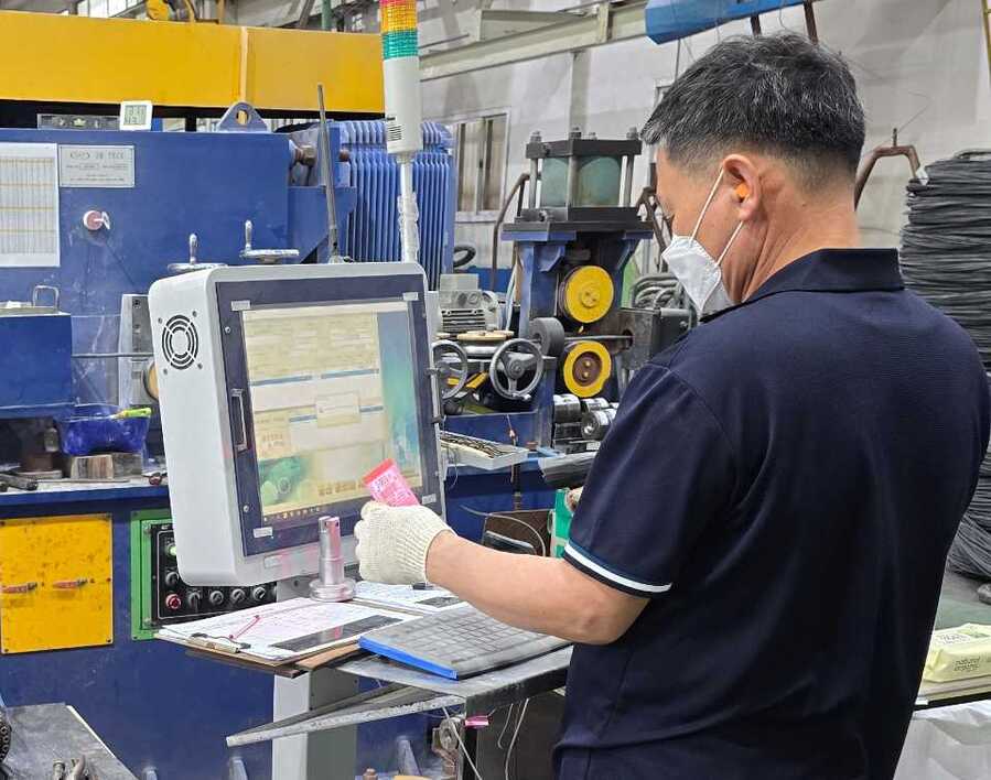 ▲ 작업자가 MES시스템이 적용된 키오스크를 활용하여 생산설비를 제어하는 모습ⓒ포스코