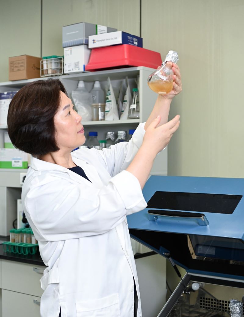 ▲ (주)기운찬 박종례 대표가 연구실에서 실험을 하고 있다.ⓒ기운찬 제공