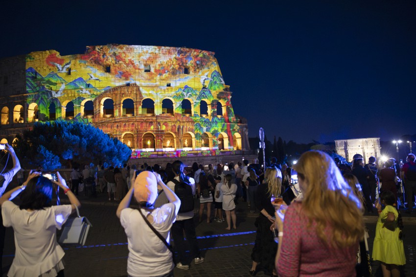 ▲ 문화체육관광부는 주이탈리아한국문화원·한국국제문화교류진흥원, 로마시·콜로세움 고고학공원과 협력해 지난 26일 오후 9시(현지 시각) 이탈리아 로마 콜로세움에서 '미디어파사드 상영회'를 열었다.ⓒ문체부
