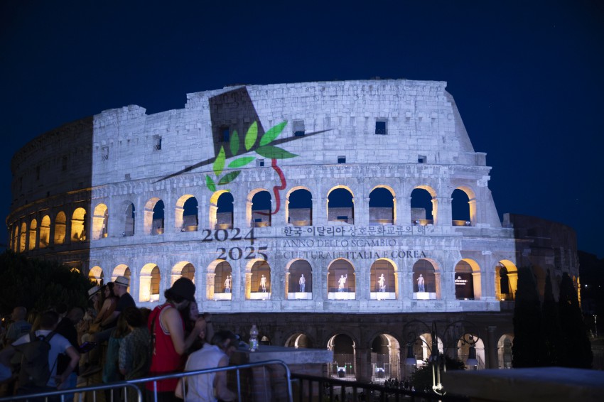 ▲ 문화체육관광부는 주이탈리아한국문화원·한국국제문화교류진흥원, 로마시·콜로세움 고고학공원과 협력해 지난 26일 오후 9시(현지 시각) 이탈리아 로마 콜로세움에서 '미디어파사드 상영회'를 열었다.ⓒ문체부