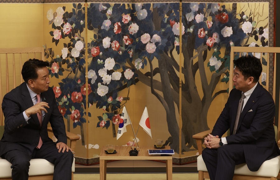 ▲ 김영환 충북도지사(왼쪽)가 노리히코 후쿠다 가와사키시장을 예방해 양 지역간 바이오 협력 방안에 대해 논의하고 있다. ⓒ충북도