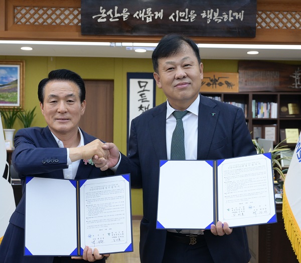 ▲ 백성현 논산시장(왼쪽)이 지난 26일 논산시청에서 하나은행과 ‘2027 논산세계딸기산업엑스포’의 성공 개최를 위한 업무협약을 체결한 뒤 기념촬영을 하고 있다.ⓒ논산시