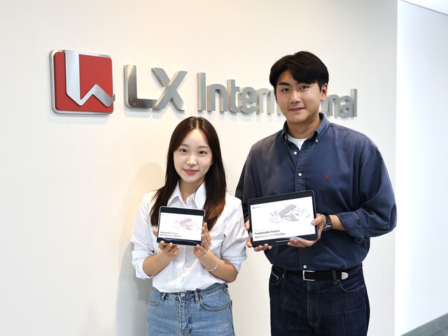 ▲ LX인터내셔널 직원들이 ESG 경영 성과와 이행 과정 등을 공개한 ‘2025 지속가능경영보고서’를 선보이고 있다.ⓒLX인터내셔널