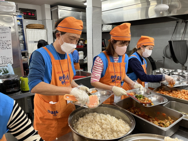 ▲ 김종훈 한미글로벌 회장(왼쪽 첫번째)과 임직원들이 배식 봉사활동을 하고 있다. ⓒ한미글로벌