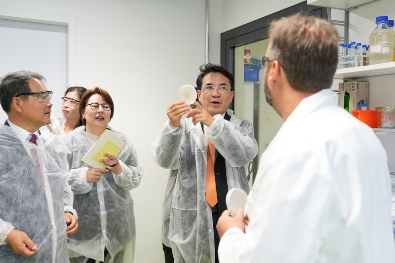 ▲ 김진태 도지사와 김시성 강원도의회 의장 등으로 구성된 방문단이 헬름홀츠신약개발연구소를 방문해 공동연구 등 실질적인 협력 방안을 논의했다. ⓒ강원특별자치도