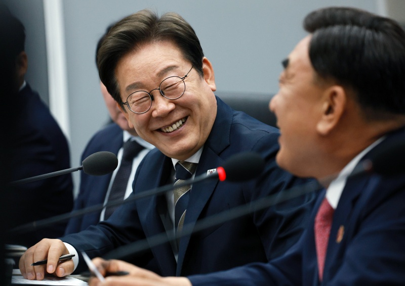 ▲ 이재명 대통령이 20일 울산전시컨벤션센터에서 열린 AI글로벌 협력 기업 간담회에서 김두겸 울산시장의 발언에 웃음을 보이고 있다.ⓒ뉴시스