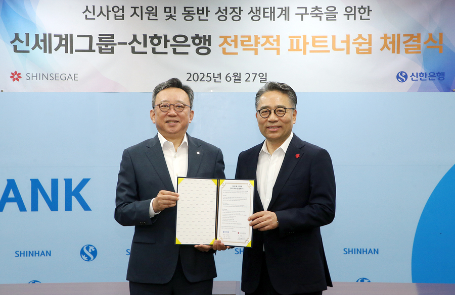 ▲ 27일 신세계그룹과 서울시 중구 소재 신한은행 본점에서 신사업 지원 및 동반성장 생태계 구축을 위한 업무협약을 체결하고 정상혁 신한은행장(왼쪽), 임영록 신세계그룹 경영전략실장이 기념 촬영하는 모습. ⓒ신한은행