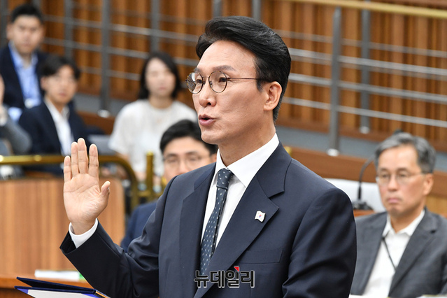 ▲ 김민석 국무총리 후보자가 24일 국회에서 열린 인사청문회에 출석해 선서를 하고 있다. ⓒ이종현 기자