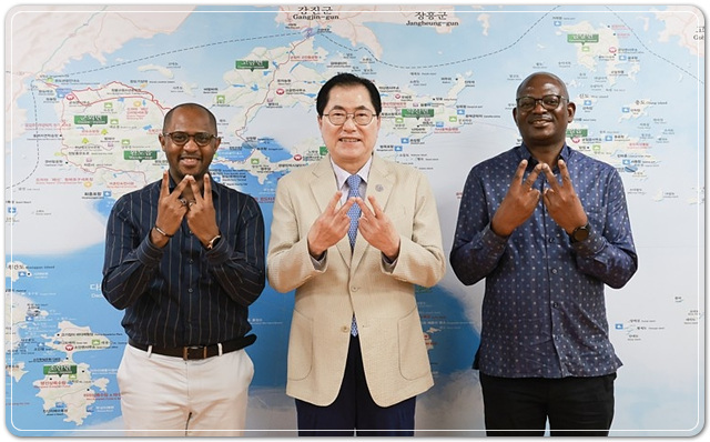 ▲ ⓒ전라남도 완도군은 주한 탄자니아 대사가 완도를 찾아 해조류 양식장을 둘러보고 기술 이전에 대해 논의했다고 27일 밝혔다.완도군청